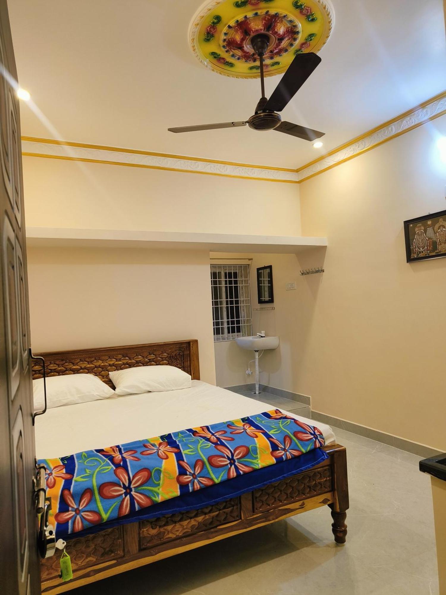 Liya Guest House Тіруваннамалай Екстер'єр фото